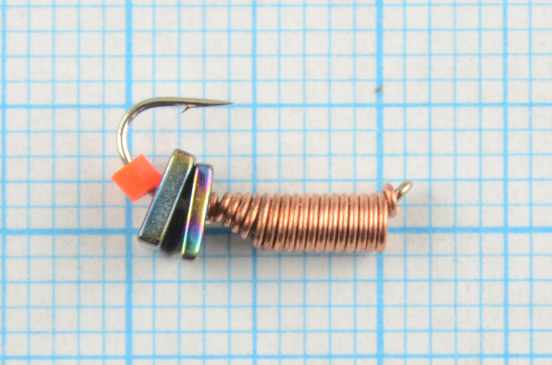 Мормышка Мир Вольфрама Ручейник Хамелеон кубик на крючке д. 2 мм