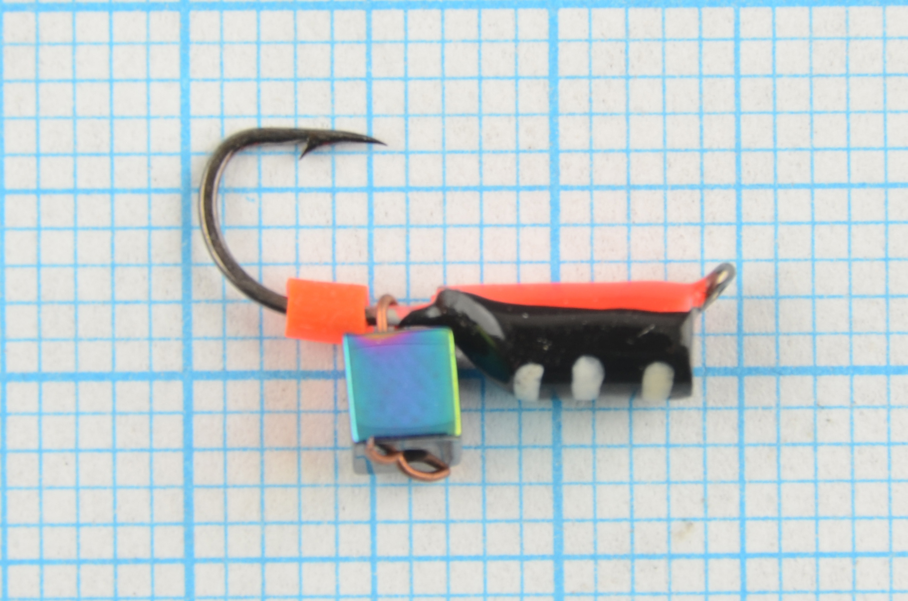 Мормышка Мир Вольфрама Столбик Хамелеон кубик подвесной д. 3 мм черно-красный