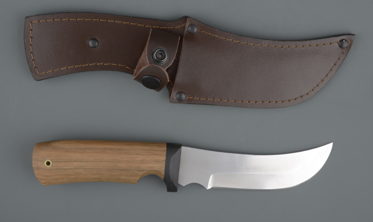 Нож упрощ. Олень хирургич.нерж.сталь, 65х13, орех (ручная работа)