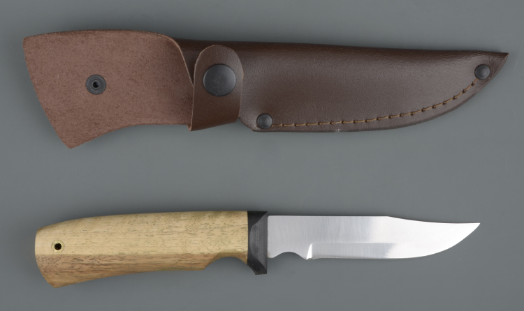 Нож упрощ. Турист-3У хирургич.нерж.сталь, 65х13, орех (ручная работа)