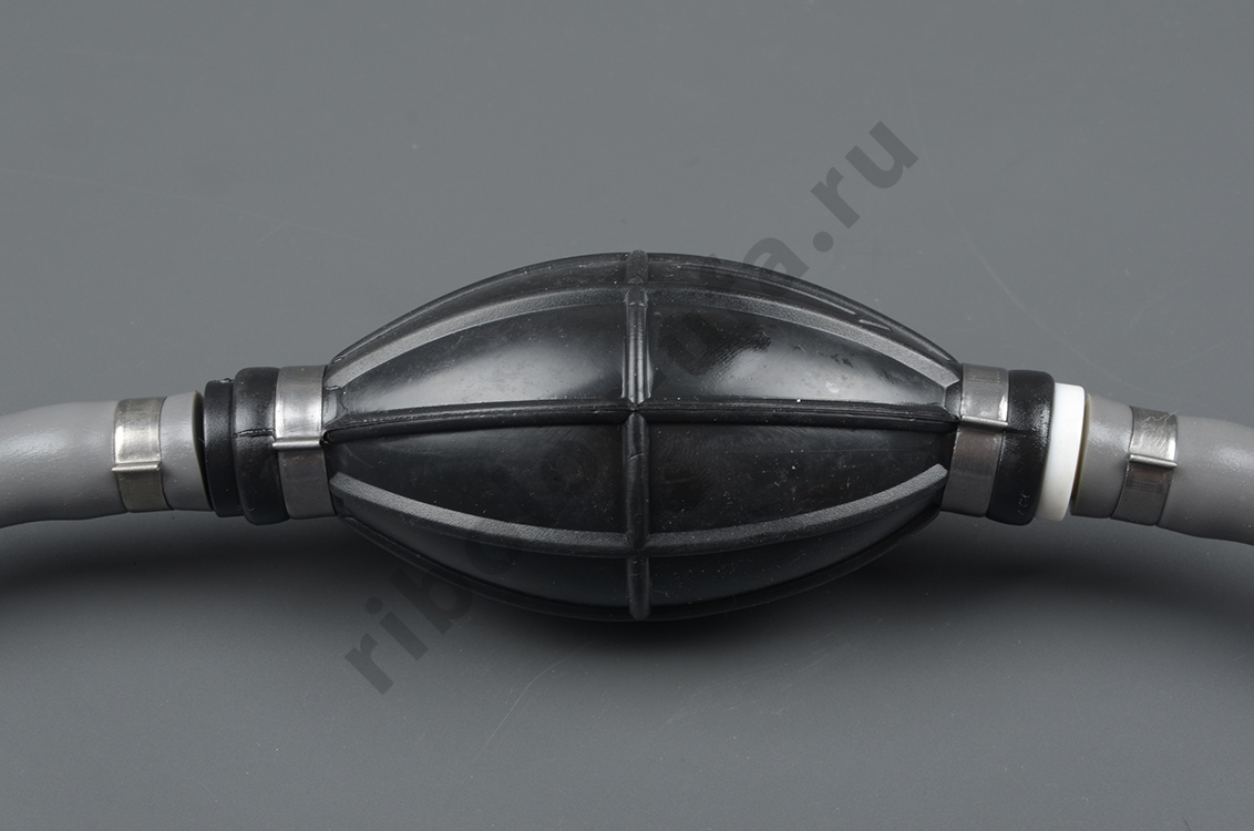 Шланг топливный 8.5/14 мм с грушей и топливными переходниками Suzuki C24631
