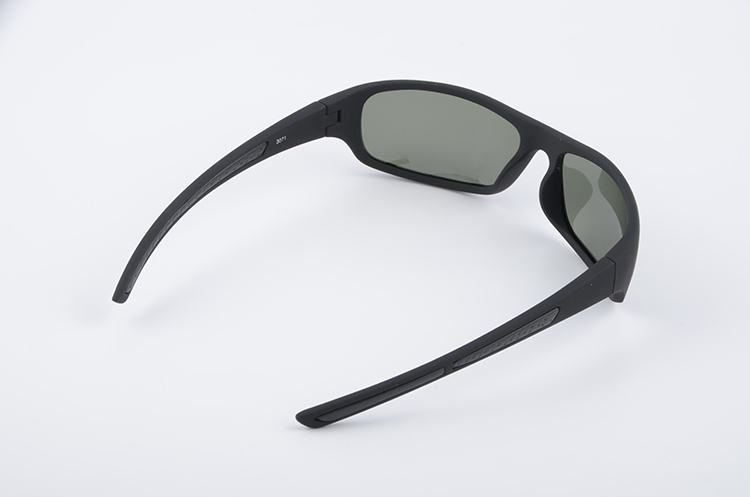 Очки No name поляризац (с чехлом и салфеткой) черн./черн./пласт. (3071)