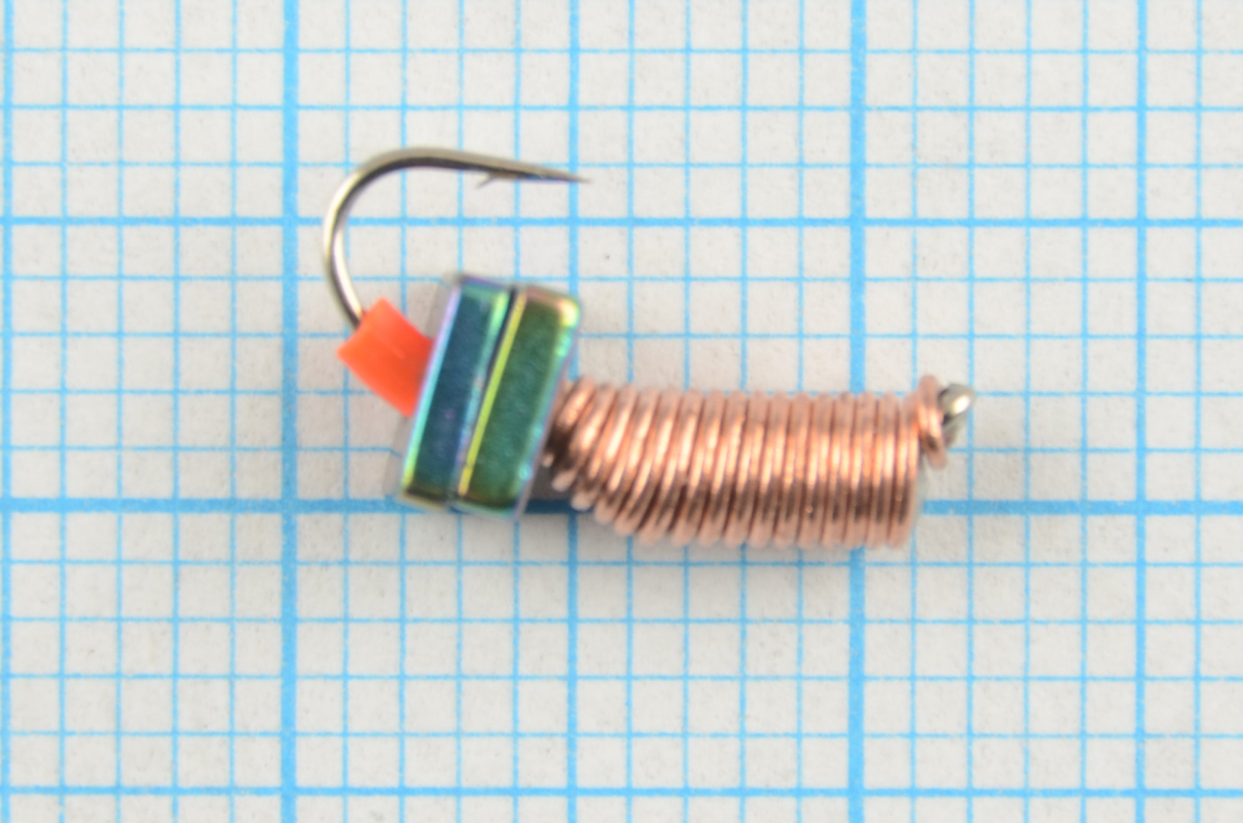 Мормышка Мир Вольфрама Ручейник Хамелеон кубик на крючке д. 2,5 мм